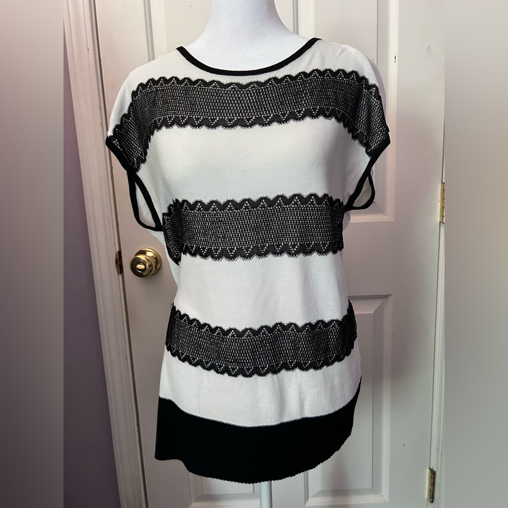 DB Studio White And Black Sleeveless Top Size Medium